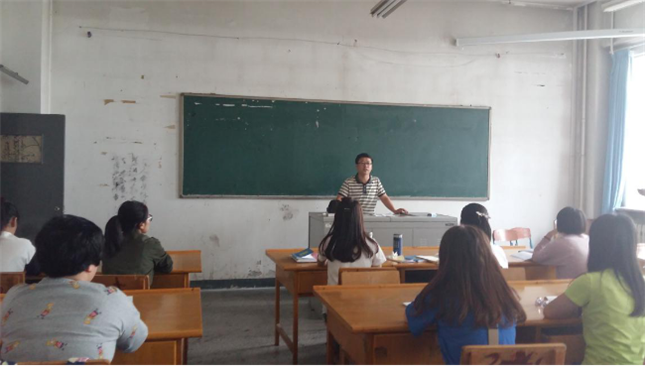 曹亚彬老师正在作学生自我教育与管理报告
