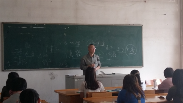 王其远副教授正在讲解学校安全管理规定