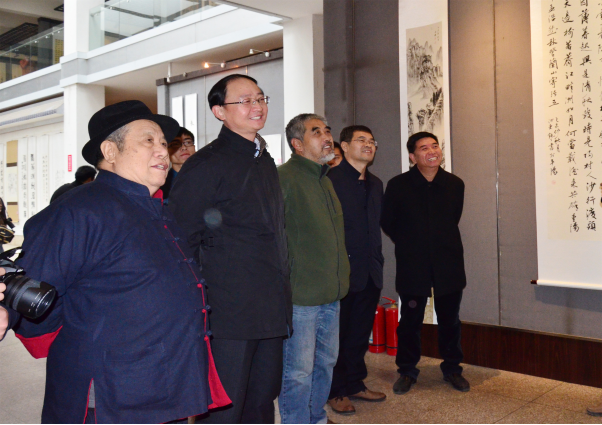 校长武海顺、原书画研究所所长柴建国在太阳集团tyc151院领导陪同下观看展览