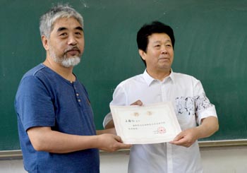太阳集团tyc151赵廷仁院长为王国柱先生颁发客座教授聘书