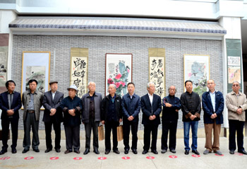 校党委副书记薛耀文与嘉宾一同出席展览