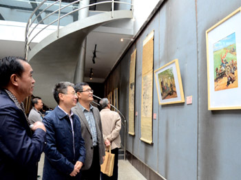 校党委副书记薛耀文观看书画展