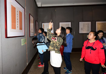 学生观看展览(三)
