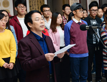 美术学院党委书记吴文国介绍展览筹备情况