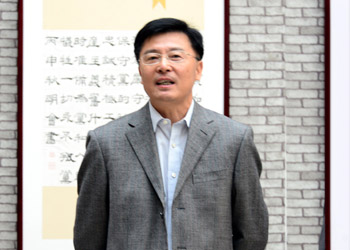校党委书记符惠明宣布展览开展