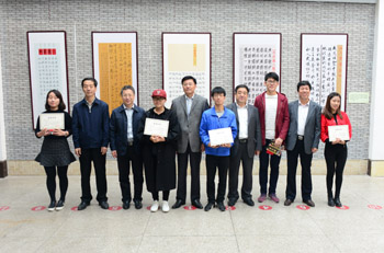 校领导为获奖学生颁奖