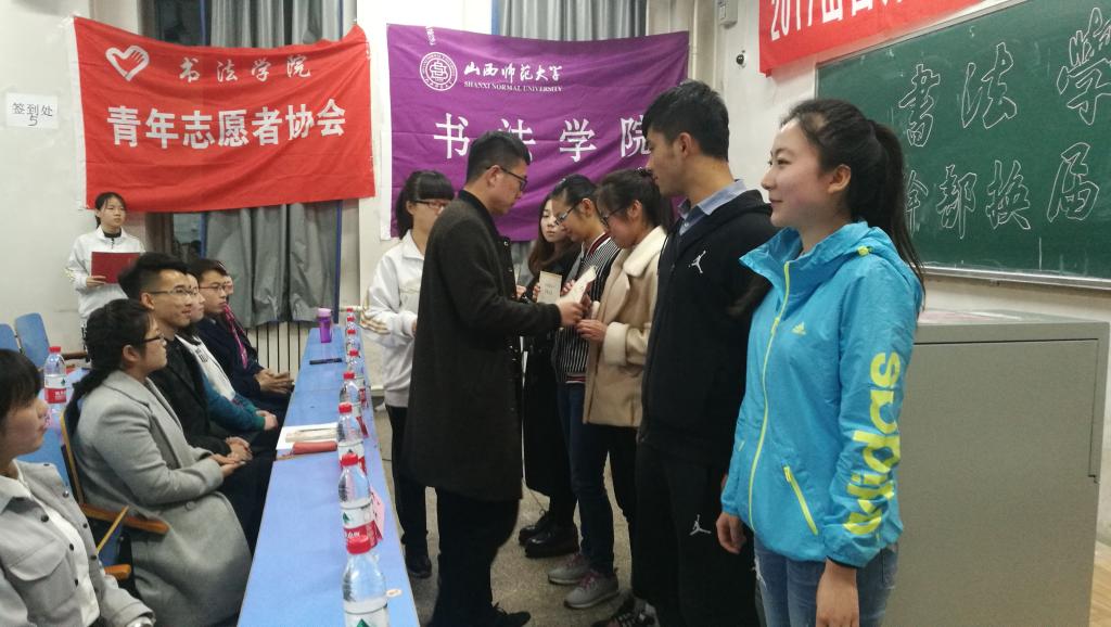 第二届学生会主席张宇航为2016年度优秀学生骨干颁发荣誉证书