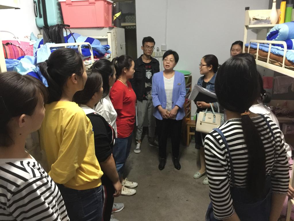 我们学工组成员走访新生宿舍