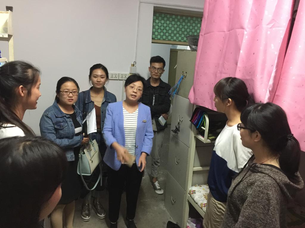 学工组组长霍红梅亲切嘱咐新生