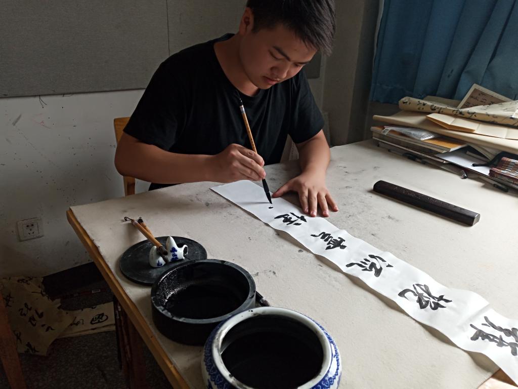 我们学生为革命先烈书写挽联